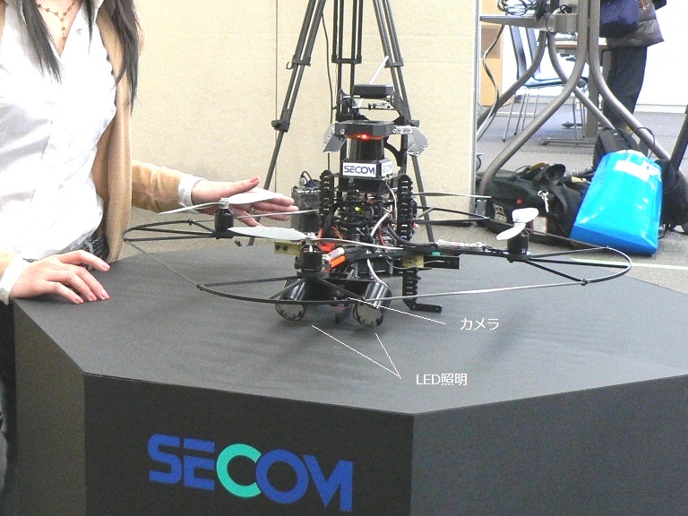 Secom's quadcopter is equipped with a camera and two leds, and can determine the color of a vehicle even et night