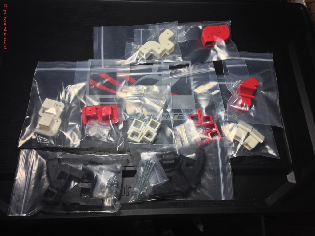 The lugs, core of the Quadlugs system. Each part or set of parts come nicely packaged into an individual bag, that also contains the required set of screws to mount the piece in place. In general more screws are provided than actually needed, allowing for some “buffer” and direction changes  during the build.