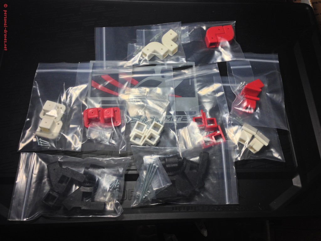 The lugs, core of the Quadlugs system. Each part or set of parts come nicely packaged into an individual bag, that also contains the required set of screws to mount the piece in place. In general more screws are provided than actually needed, allowing for some “buffer” and direction changes during the build.