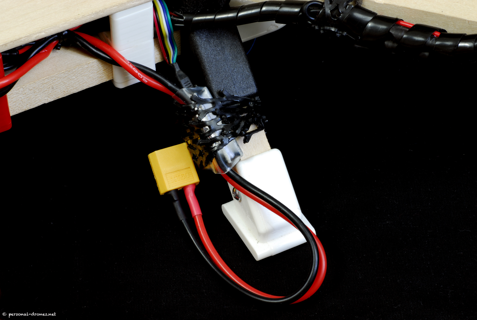 Skylark OSD on Quadlugs quadcopter, battery plug